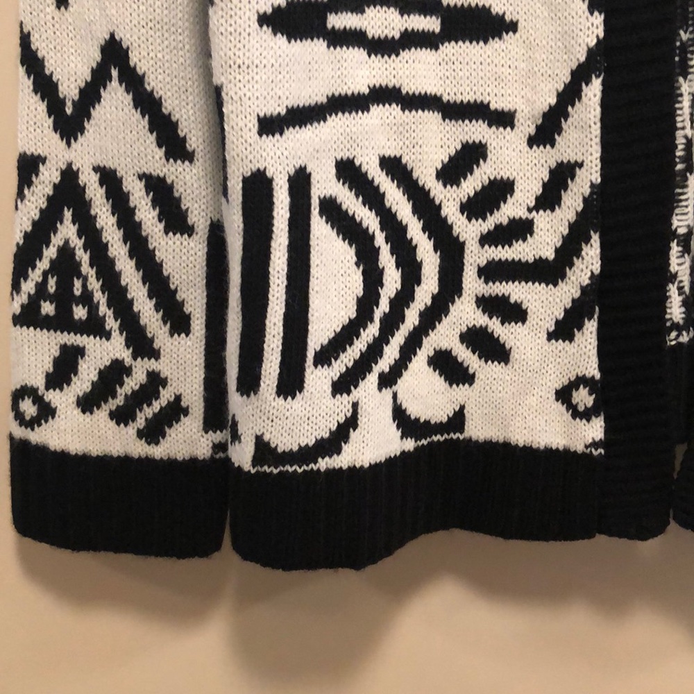 🆕Girls black/ivory Trendy Aztec pattern cardi sweater coat! Medium! Very soft! - Picture 2 of 5